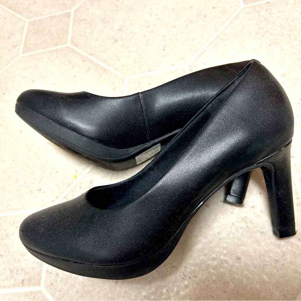 Black Leather Clarks Heels 6.5